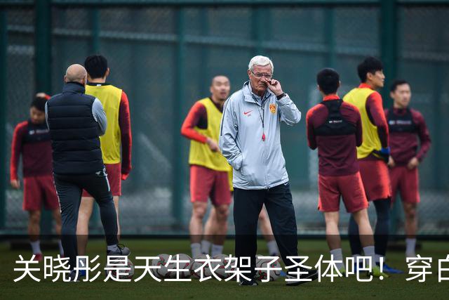 关晓彤是天生衣架子圣体吧！穿白衬衫玩“下半身失踪”，腿忒长了